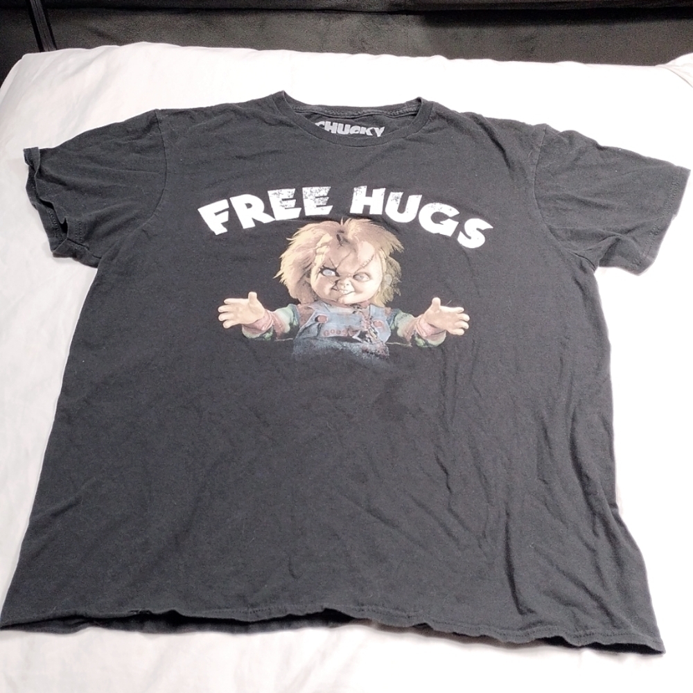 Chucky free hugs men's t shirt size large